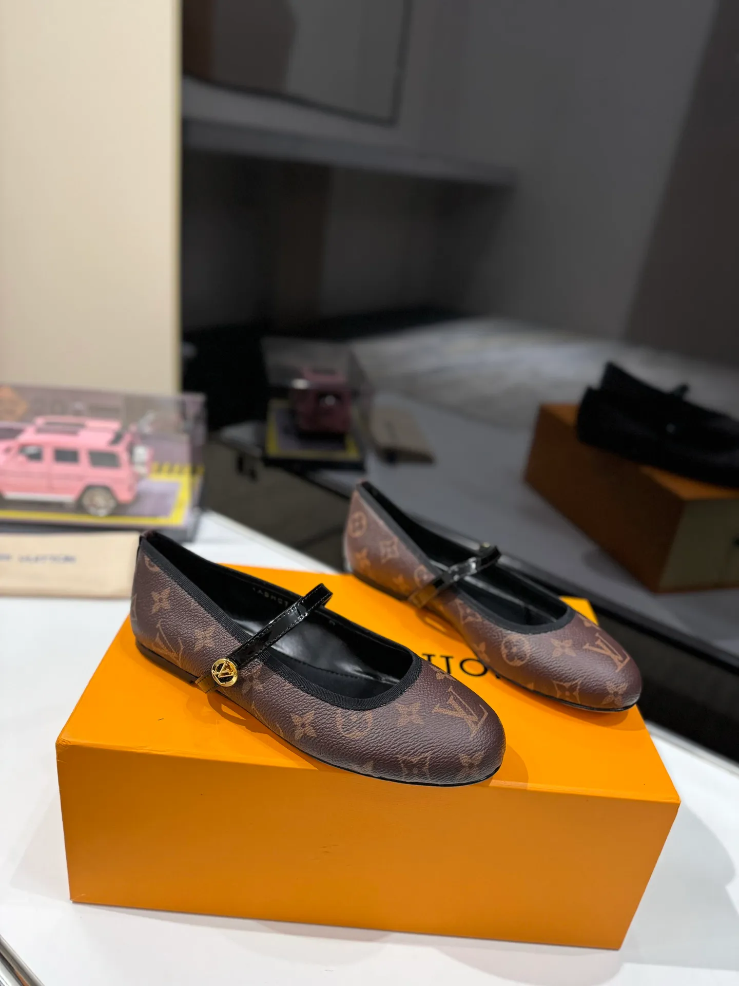 👟👟Ex-factory price 600👟👟 👟👟LV | Louis Vuitton 25𝐬𝐬 🧡💚2025 early spring new top version‼ ️The original version is the same. The counter specializes in the latest ROMY flat ballet shoes. Hard goods are new🆕 ❥Purchase level! Full of high-end feel! A popular model among bloggers at home and abroad, it’s retro and fashionable and looks amazing on your feet! Mainly recommended models on the official website★ ✅Upper: Highly customized denim/lambskin/presbyopia leather ✅Inner lining: imported sheepskin lining ✅Outsole: original Italian leather outsole ✅Shoe size: 35-39 (customized for 40, 41, 42) ✅Packaging: full set of exquisite packaging